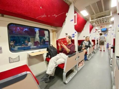 水位|泰国火车上“最体贴”的铺床服务,中国游客感叹:真不愧是泰国