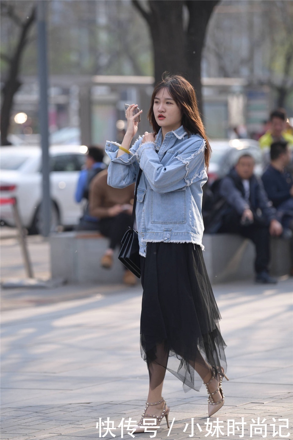 姑娘还|街拍:有点冷的秋天,还穿着尖头细跟铆钉凉鞋,时尚姑娘真的不怕冷么?