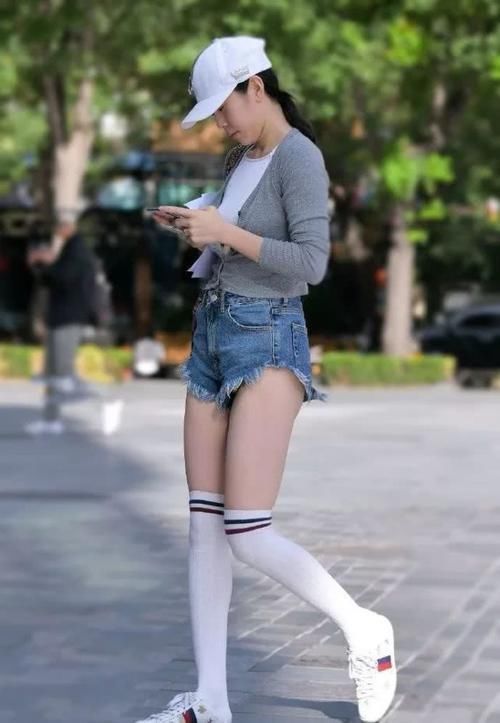 路人街拍热裤配长筒袜的小姐姐,休闲运动风,青春减龄