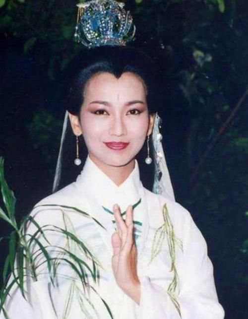 跪拜&6个版本“观音菩萨”,前五位都只是在模仿,唯独她被路人跪拜!