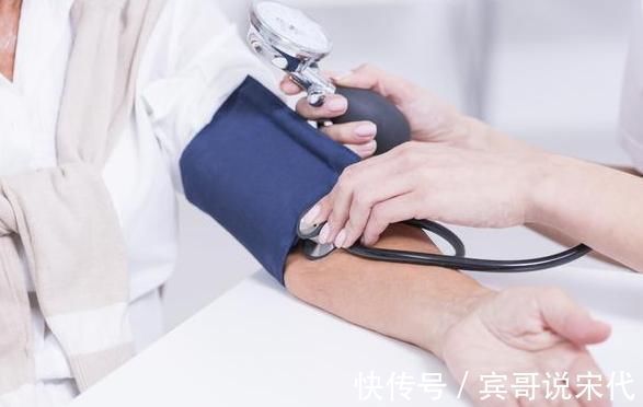 血管|高血压少吃盐就行，不用忌口？医生怒道：3种食物一口都不能碰！
