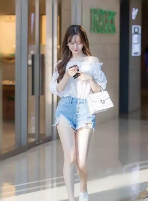 街拍:浅绿吊带配热裤,美腿配高跟,尽显小美女时尚风采