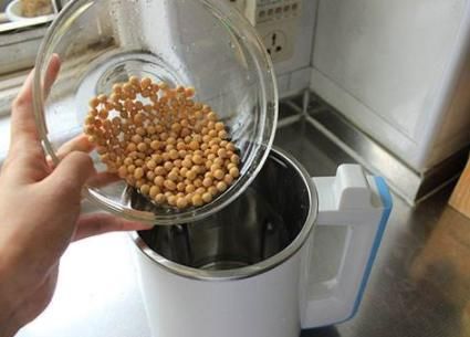 泡好的黄豆直接打豆浆是错的，多加一步，豆浆口感翻倍，更醇香