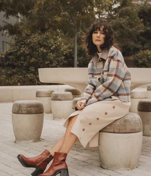 ?冬天买靴子少买黑色，建议这3种“高级色”，时髦百搭显腿长