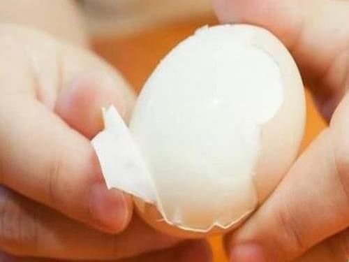 蛋壳|煮鸡蛋时,不要只用清水多加这1步,鸡蛋又香又嫩营养高