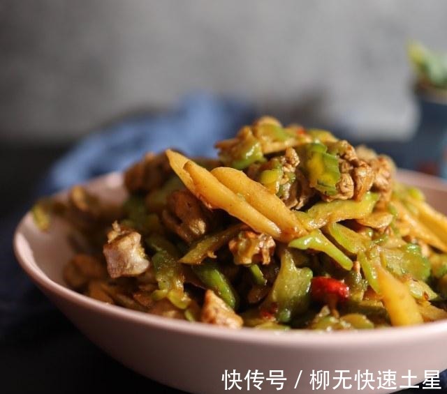 美食天下|鸭肉烧苦瓜，家常小炒，美味可口！