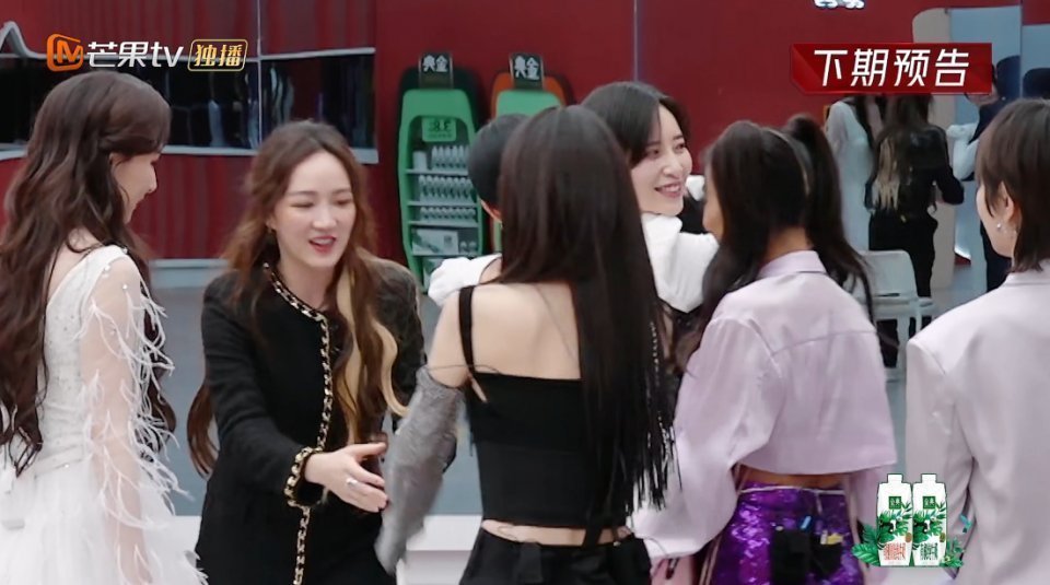 王霏霏|兩屆“浪姐”同臺(tái)，藍(lán)盈瑩孟佳謙遜，李菲兒不買李斯丹妮賬顯尷尬