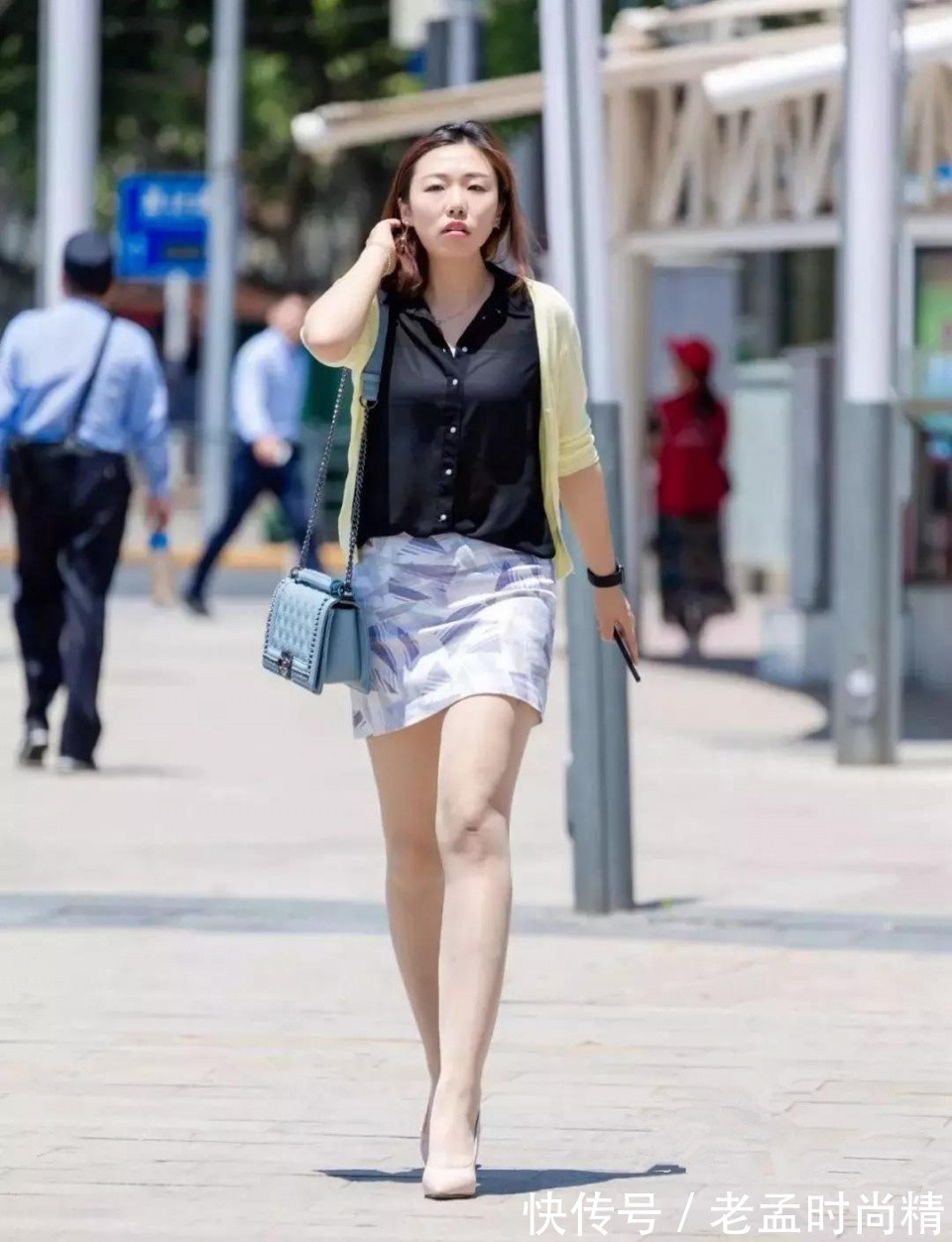 性感|街拍: 简约的装扮但穿出不一样的美, 性感妩媚迷人的成熟美少妇!