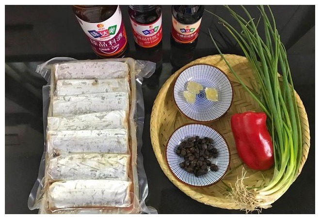 红烧带鱼好吃有诀窍,多加一料,肉质鲜嫩不腥,上桌连汤都不剩