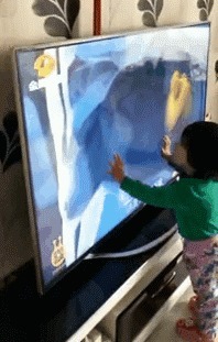 |搞笑GIF趣图:妹子你热我理解,但这个风扇有点小,吹的不够全面