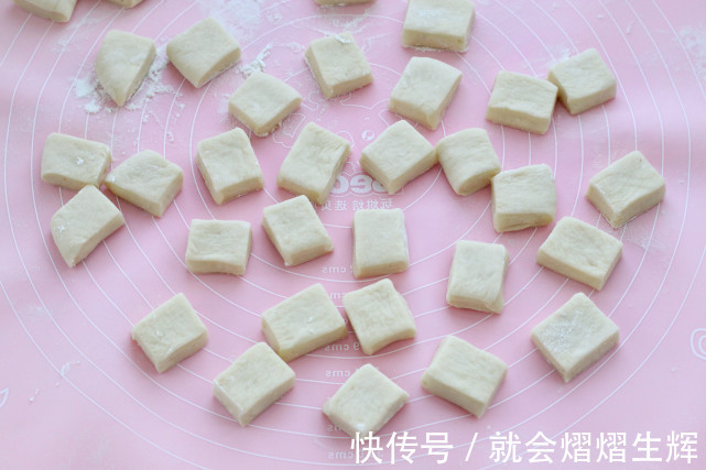 馒头不蒸了,用平底锅就能做,外脆内软奶香浓郁,一口一个真过瘾