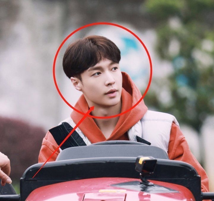 左手|张艺兴学开拖拉机，用左手挂挡超厉害，被教练调侃速度快太真实了