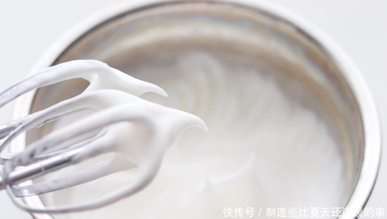 火遍美食圈的芋泥肉松抱抱卷,做法超简单,在家就能做,真好吃