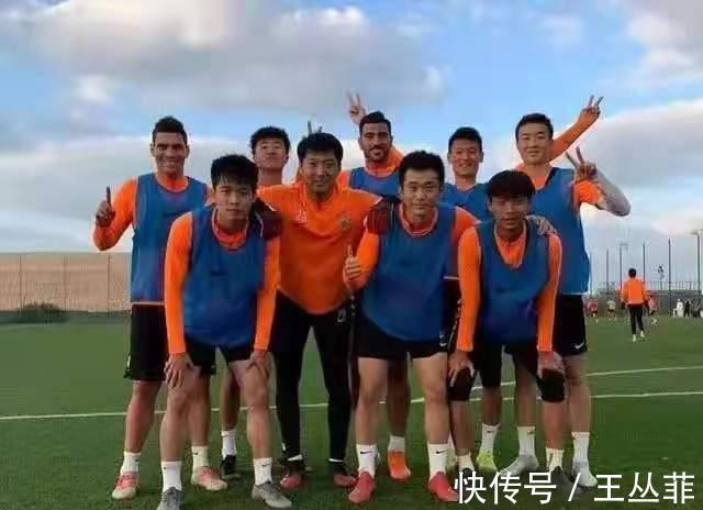 引援|26岁！1米8！鲁能左后卫彻底迷失！这是李霄鹏在鲁能的最失败引援