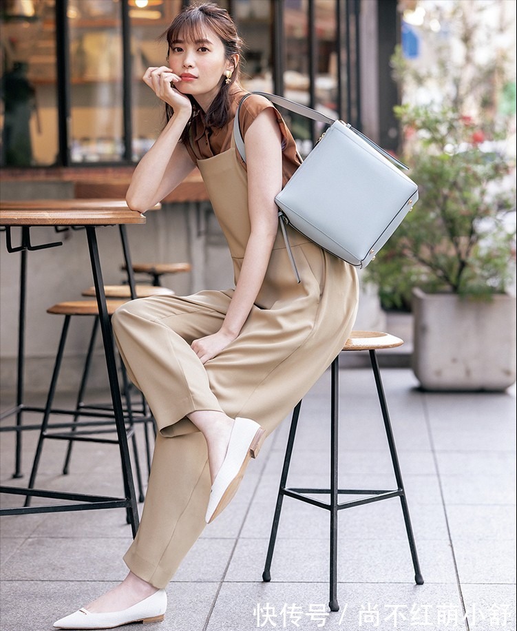 连体裤|今年突然火了一种新搭配叫:连体裤+基础上衣,越看越心动