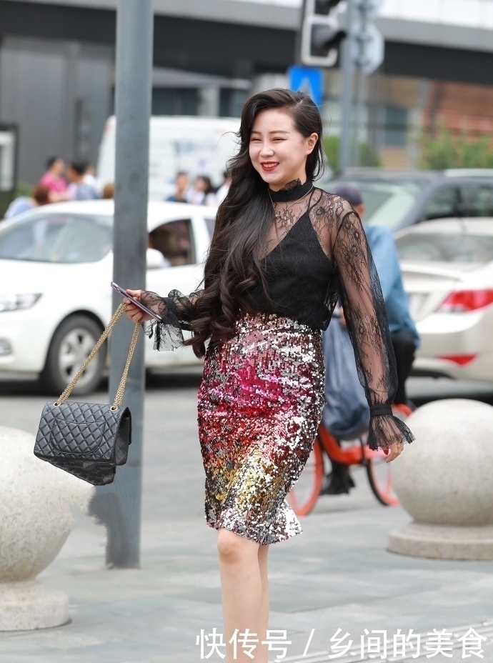 抹茶绿|街拍肤白貌美大长腿的小姐姐,紧身穿搭好性感,撩人心动!