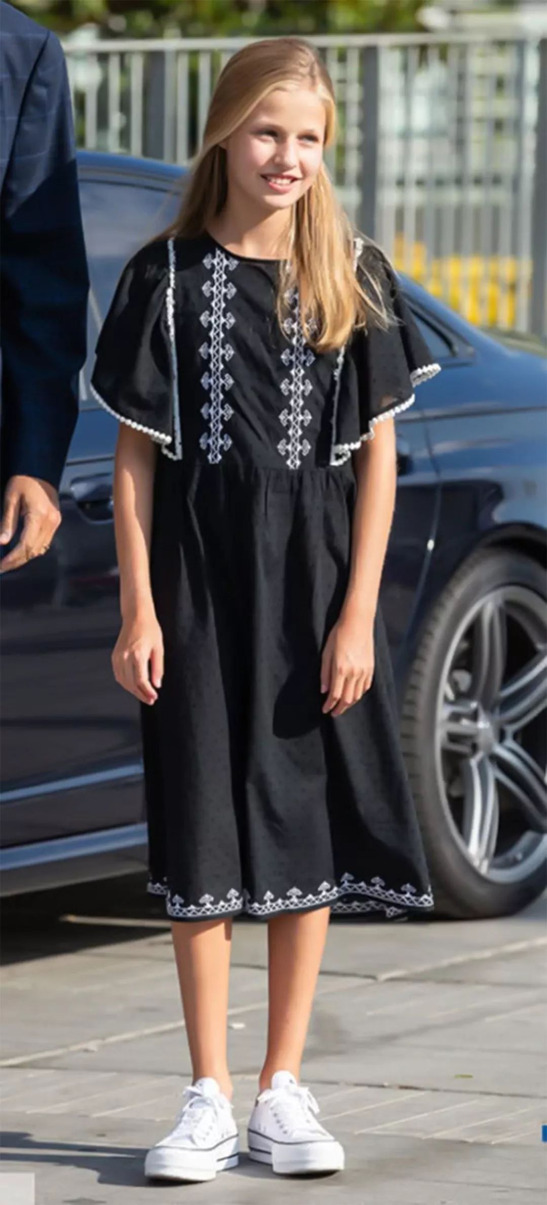 公主|西班牙公主莱昂诺尔真会穿,玫红色连衣裙青春靓丽,活泼可爱