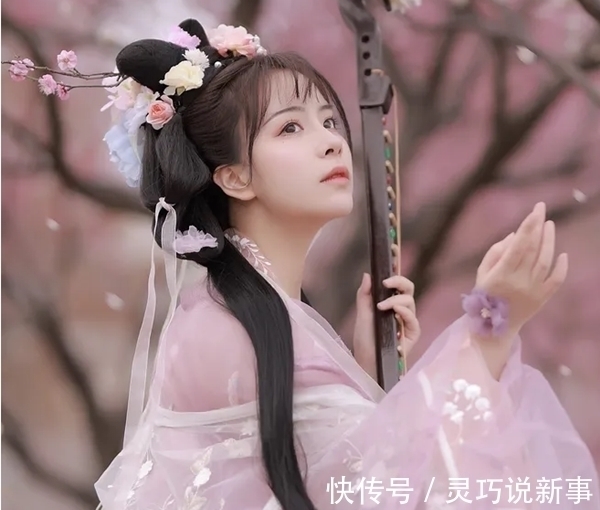 原主#穿书文:她穿成透明小炮灰,远离男女主,却遇到了白切黑的无名男配