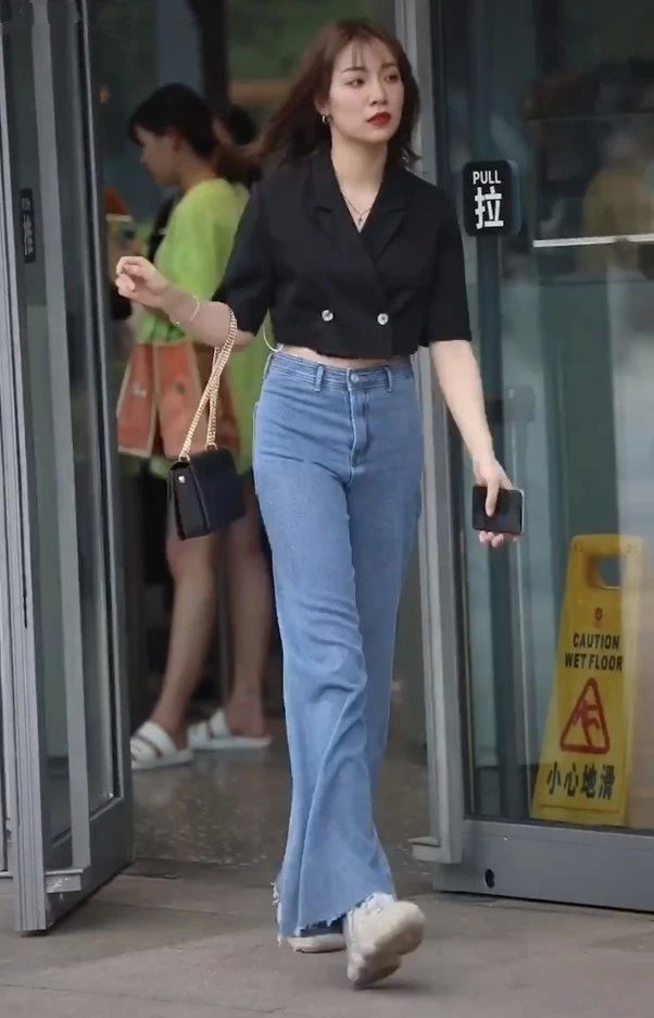 老爹|小姐姐因穿一条“大喇叭裤”,一出门被街拍,配老爹鞋都气质爆棚