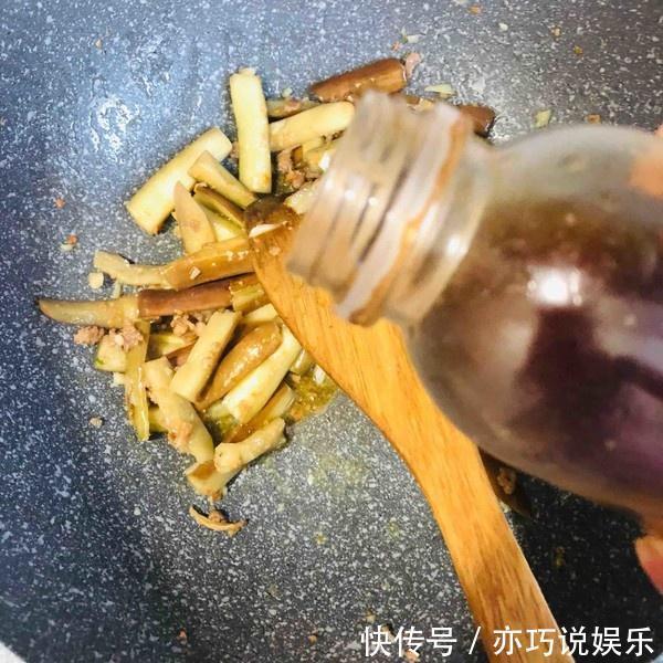 茄子还是这样做最好吃，孩子隔三差五吃，上桌就想抢光！