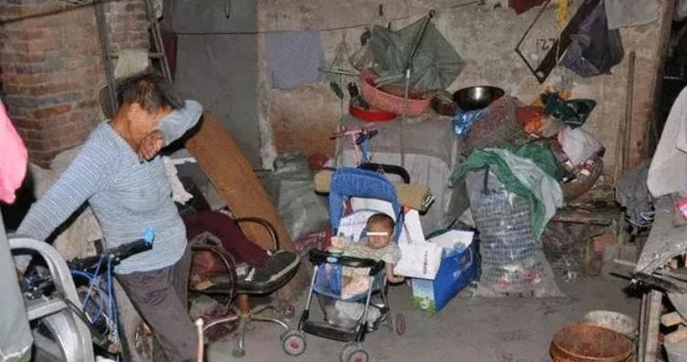 遗弃|这个婴儿因手脚长而被父母遗弃了老爷爷靠捡破烂创造奇迹抚养孩子