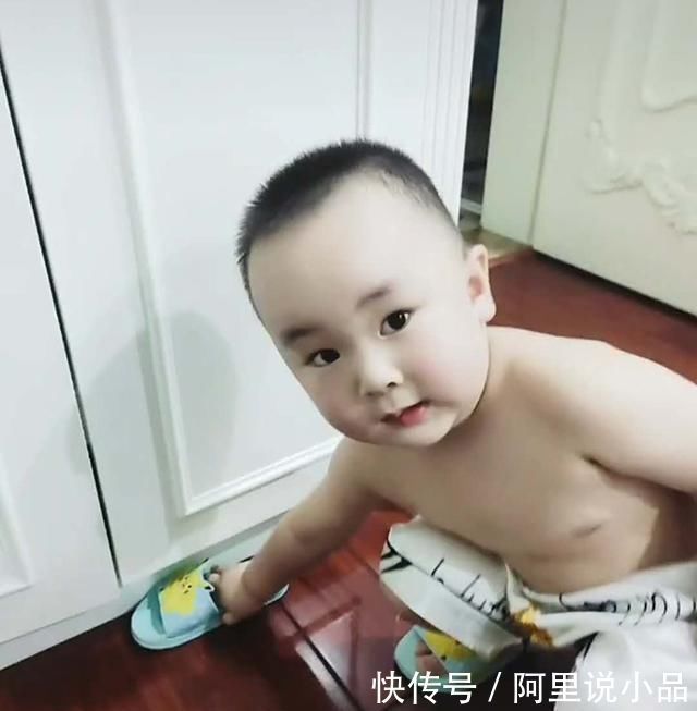 男子气概|妈妈睡觉遇蟑螂,喊宝宝前来“护驾”,看到宝宝手中物品妈妈笑翻