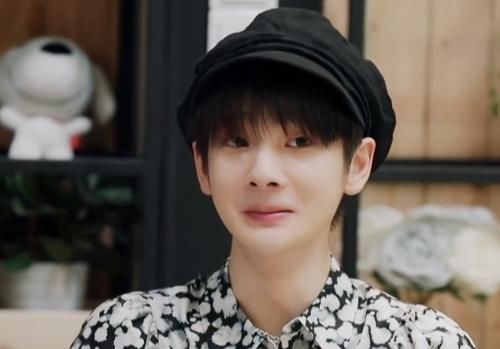  周震南|郁可唯做开心动作，从周震南的表情里，我看到了浪姐和女团的差别