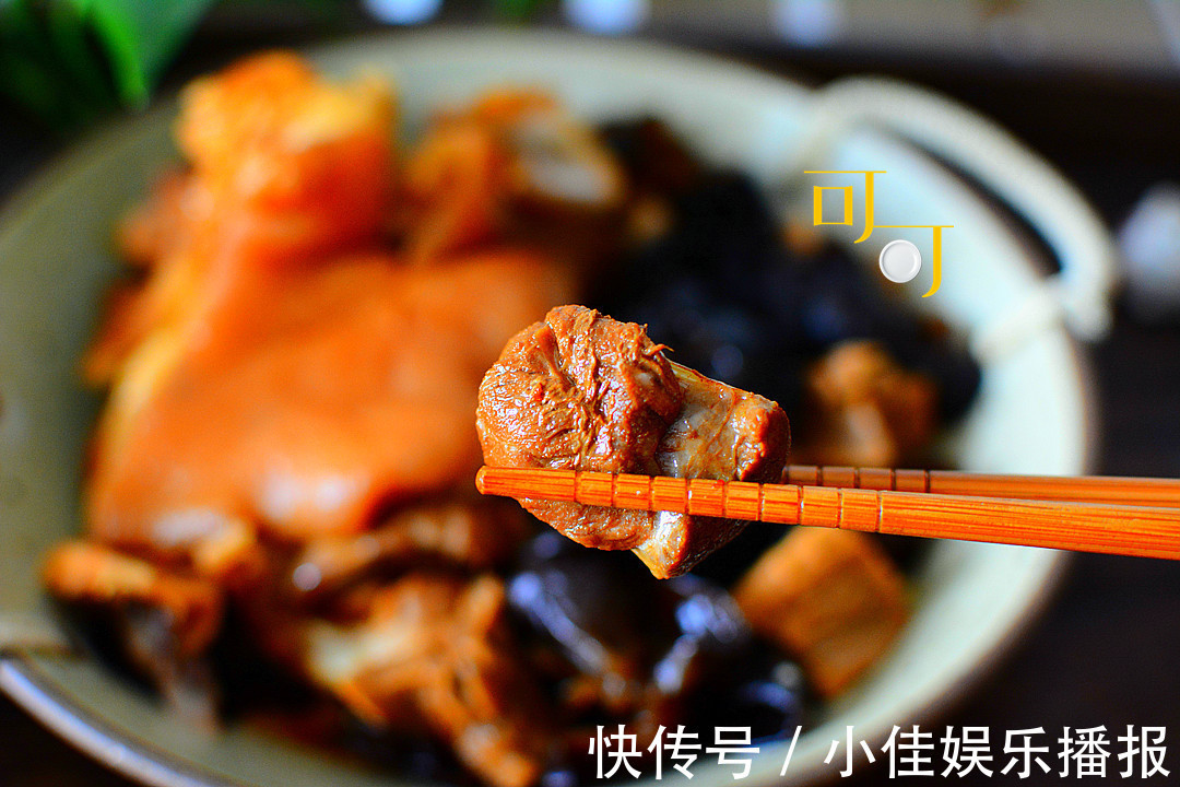 肉香满溢的蹄髈烧法，笋干和木耳更受欢迎，炖一锅一家人吃两餐