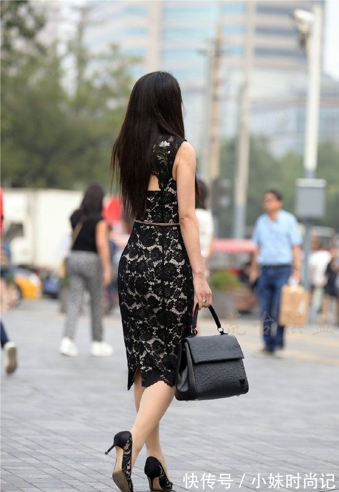 身材高挑|街拍:橙色修身连衣裤,高挑匀称的美女,穿搭出来的效果更加时尚