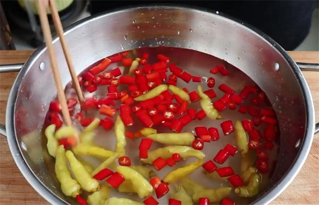 腌萝卜条|饭店的腌萝卜为啥好吃？教你在家做，酸辣脆爽，放12个月不坏