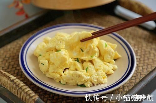 这盘鸡蛋竟是水炒的,不加1滴油,太鲜嫩,儿子吃得太上瘾!