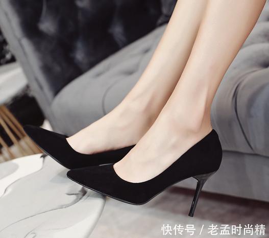 女人再漂亮，也尽量别连衣裙搭休闲鞋，配这种高跟鞋显高有女人味