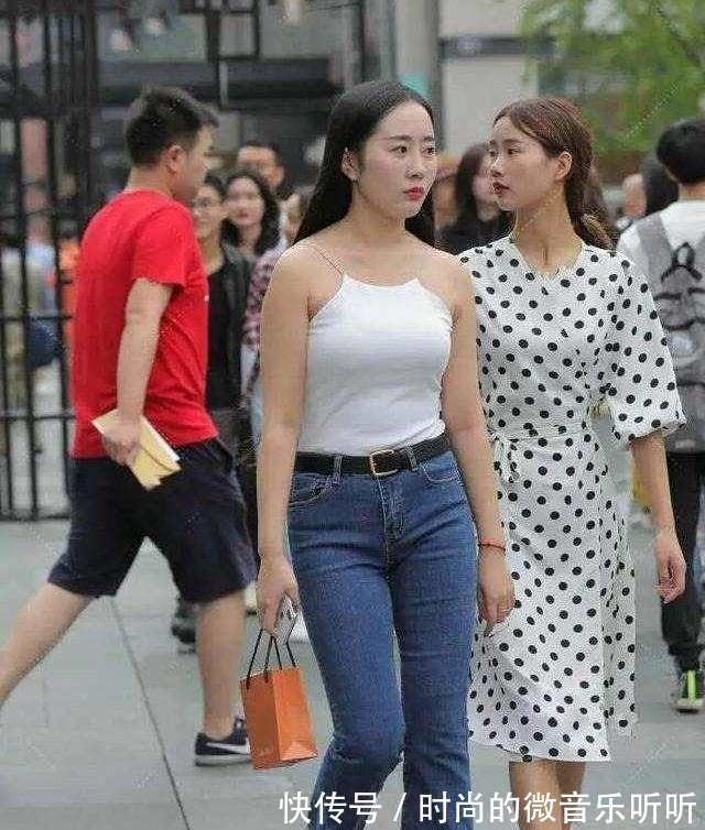 牛仔裤 牛仔裤穿着简单大气,减龄效果很好。它们舒适而略显精致!