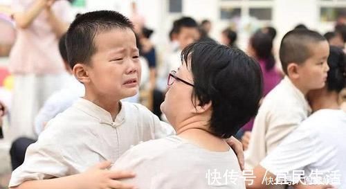 铁片|6岁儿子用铁片划车,爸爸不问原因一顿打,看清字后决定给娃道歉