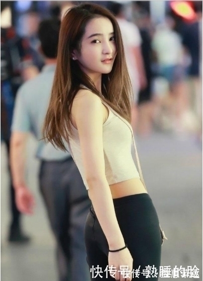 妹子 紧身裤穿出清新的美感,妹子在行走间摇曳更美丽大方,个性满满