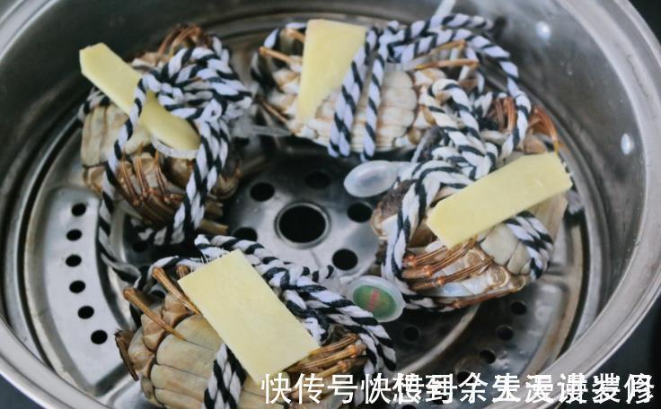 蒸大闸蟹，直接蒸是大忌，学会3个技巧，不掉腿不流黄，鲜嫩美味