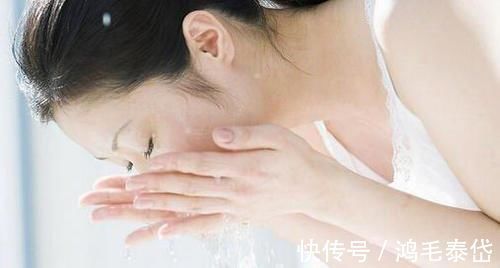 敏感肌|刚打湿脸就急着抹洗面奶,难怪黑头闭口疯长,教你正确的洗脸方式