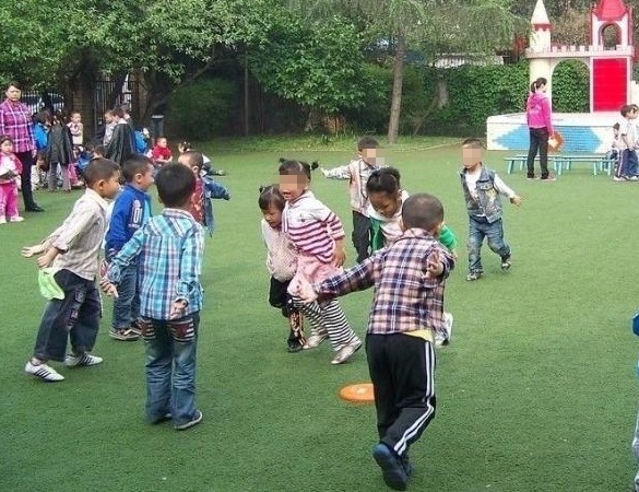 琳琳|5岁女孩每日精心打扮上幼儿园,却遭同学孤立,老师:我也不敢碰