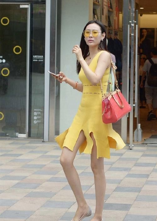 街拍长发飘飘的美女,短裤和包臀裙的时尚混搭,也能这么美