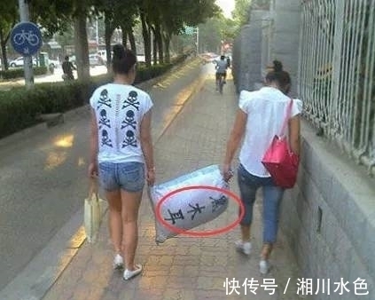 |搞笑图片幽默段子笑话:哈哈哈,麻袋里装的是啥呀,这么重