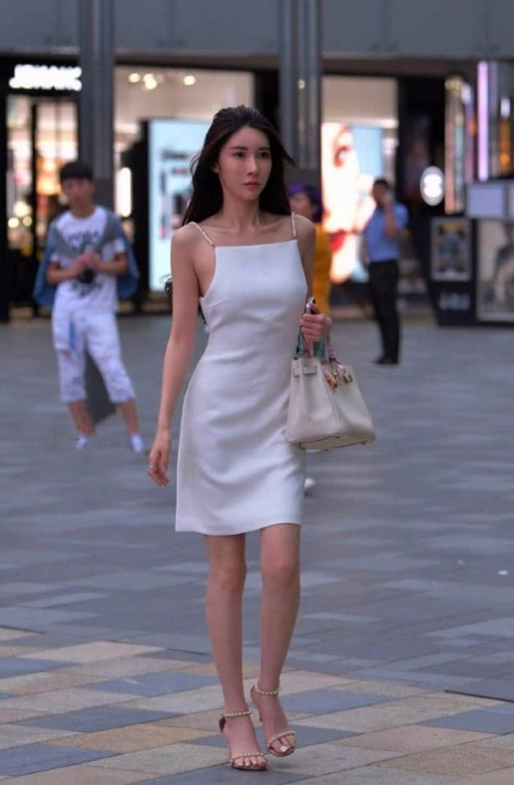 身姿|街拍：营造浪漫唯美的魅力，舒适透气的打底裤，美女秀出玲珑身姿