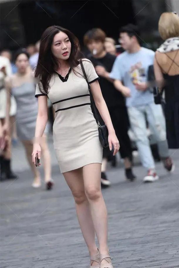 直观|小姐姐一条修身的连衣短裙,身材曲线因此得到了更直观的展现