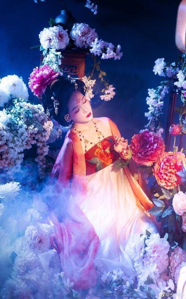 汉服!本以为明制汉服够美了,直到看见“贵妃风”,才知道何为雍容华贵