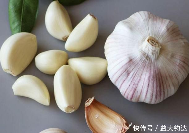 大蒜|女性睡前把大蒜放在枕头下，不出一周，2大好处不请自来