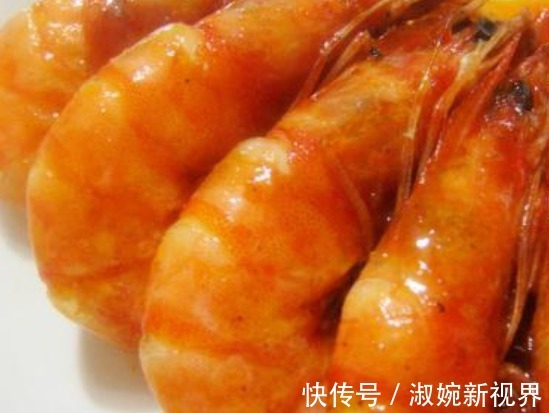 金色|做了孩子们钦点的菜，金色的虾黄,衬着雪白的虾肉，用力吸一口香