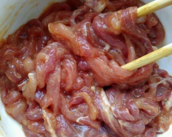 不管炒什么肉,直接用淀粉腌就错了,教你一招,肉质滑嫩不粘锅!