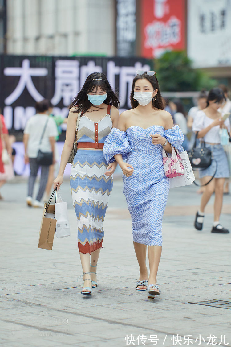 街拍 细细的锯齿条纹一字肩连衣裙，淡蓝色的衬托，清凉时尚又优雅美丽