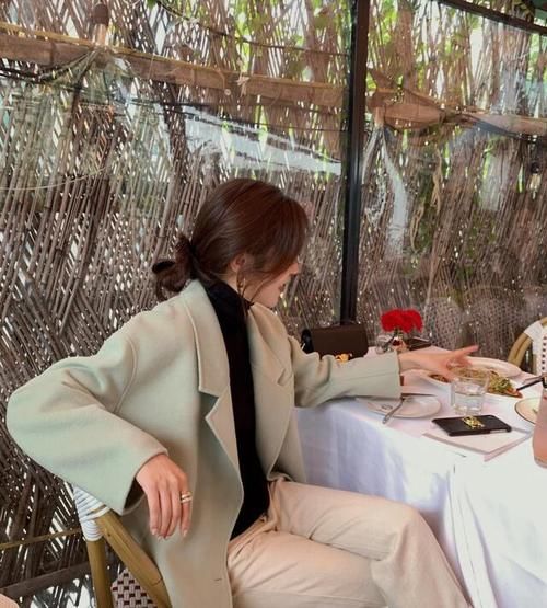 搭配 大衣里面穿什么时尚不臃肿？从这三款内搭入手，优雅暖和又显气质
