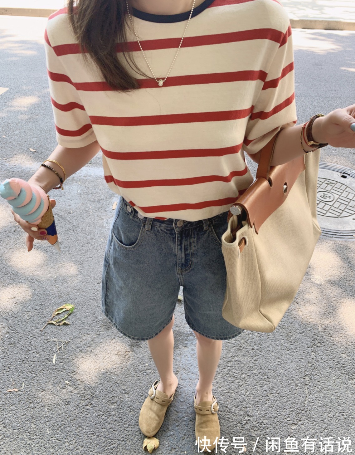 效果|37岁阿姨真会穿,用T恤+牛仔短裤搭出5种不同效果,减龄还很时髦