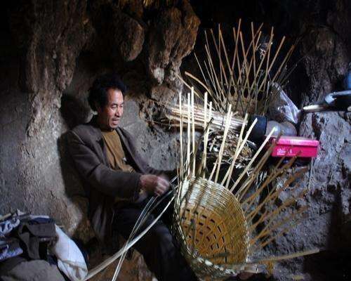 现实|男人被大山“压”30年,村民称现实版“猴哥”,让人无法理解